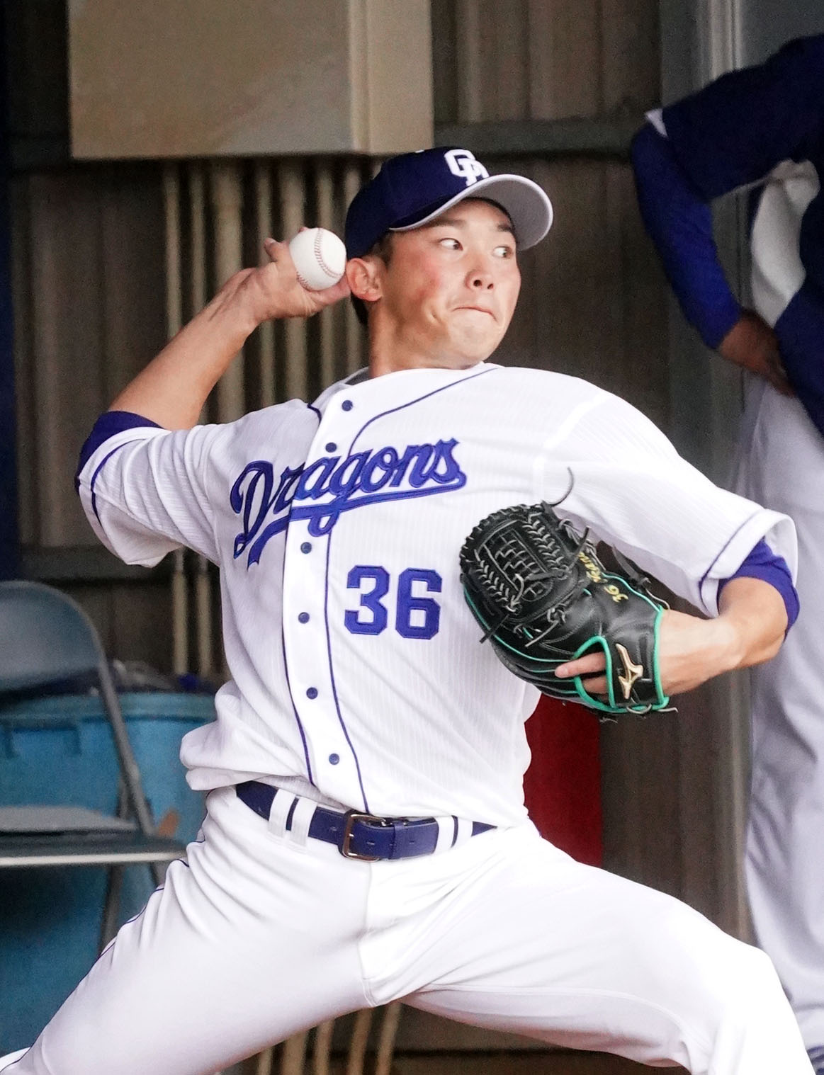 ブルペンで行われたストライクテストで力投する岡野（撮影・森本幸一）