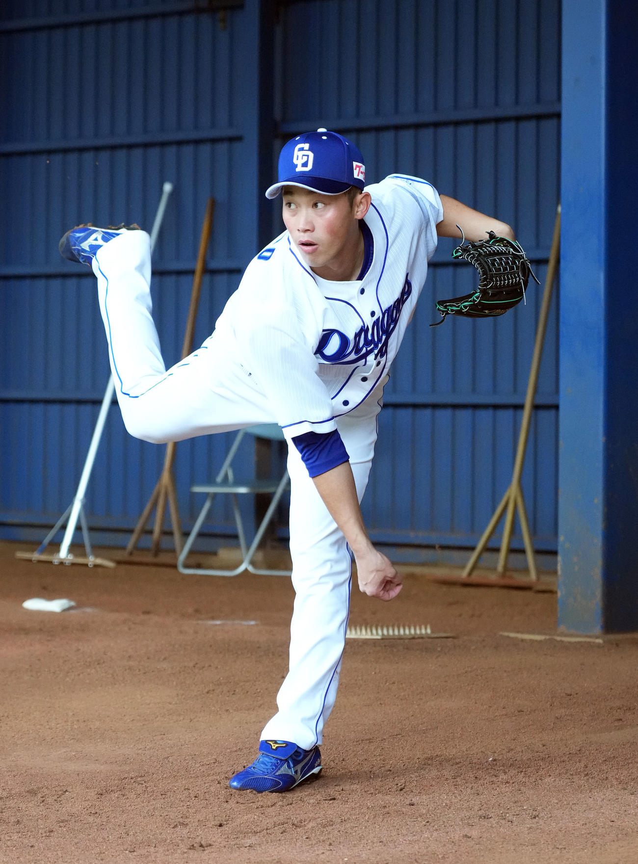 ブルペンで行われたストライクテストで力投する岡野（撮影・森本幸一）