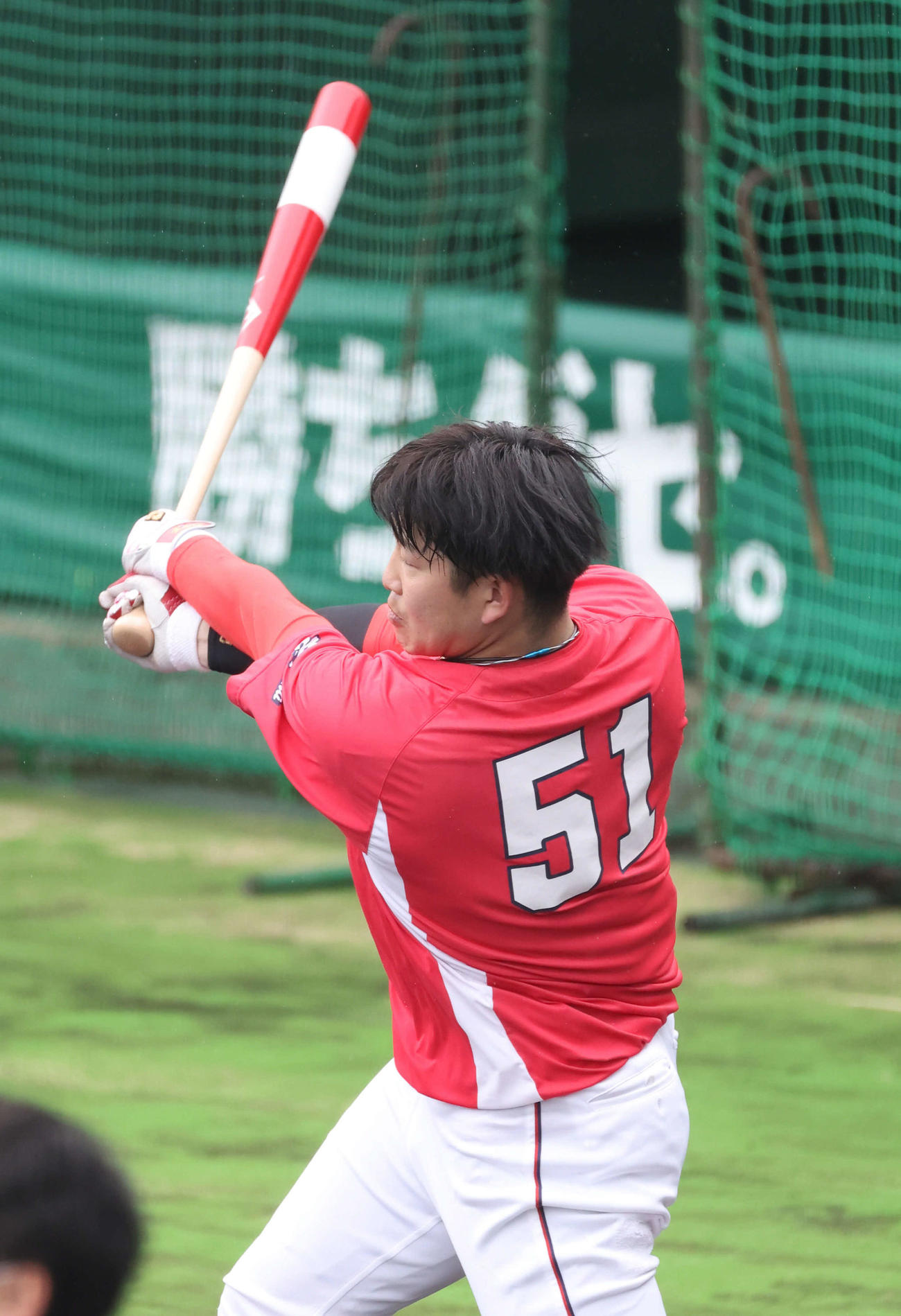 ロングティーをする広島小園（撮影・加藤孝規）