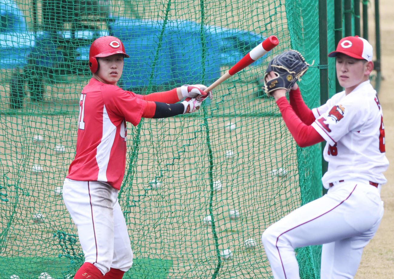 三塁側ブルペンで投げる遠藤（右）の投球に合わせてバットを構える広島小園（撮影・加藤孝規）