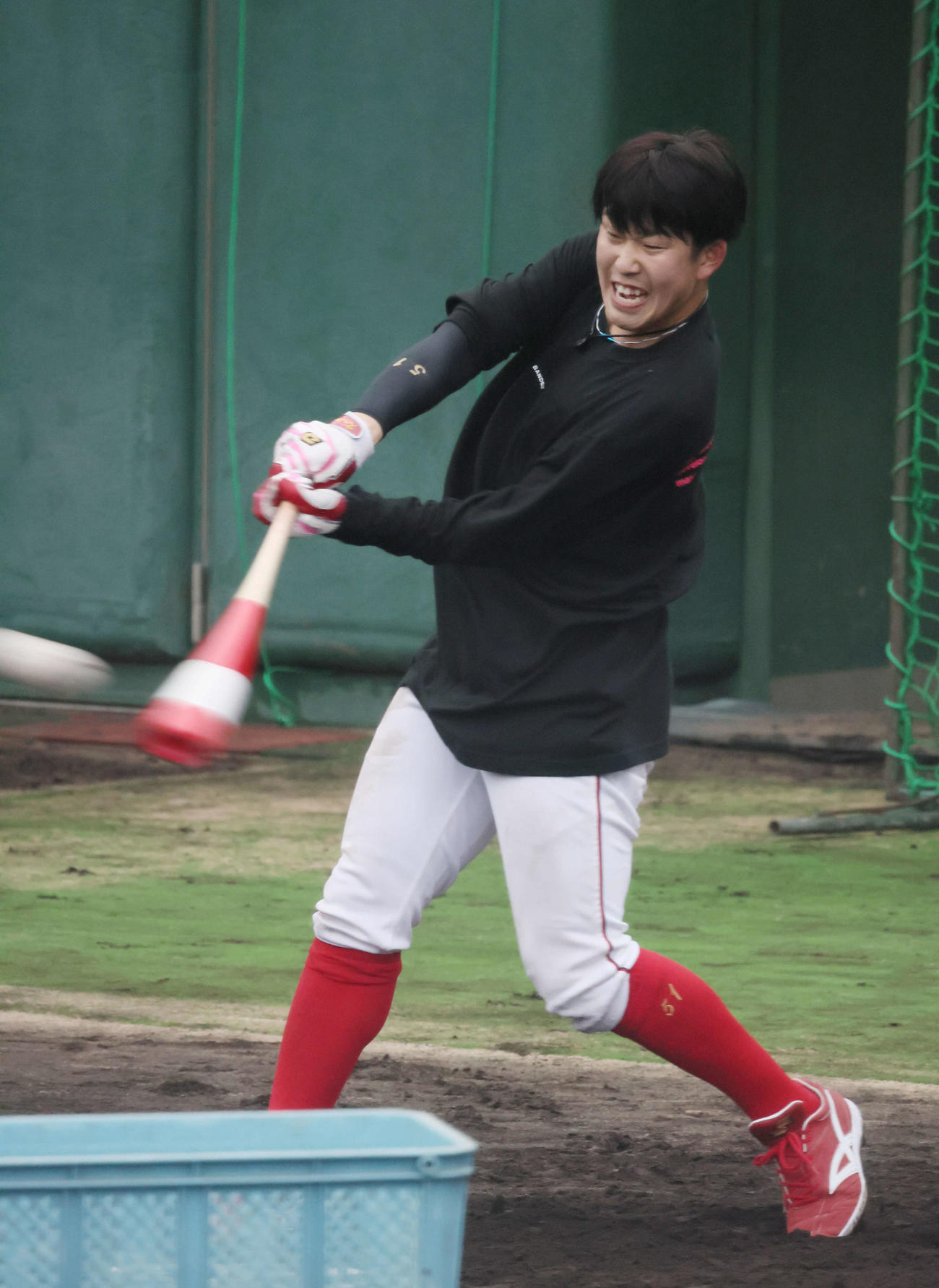 ロングティーをする広島小園（撮影・加藤孝規）