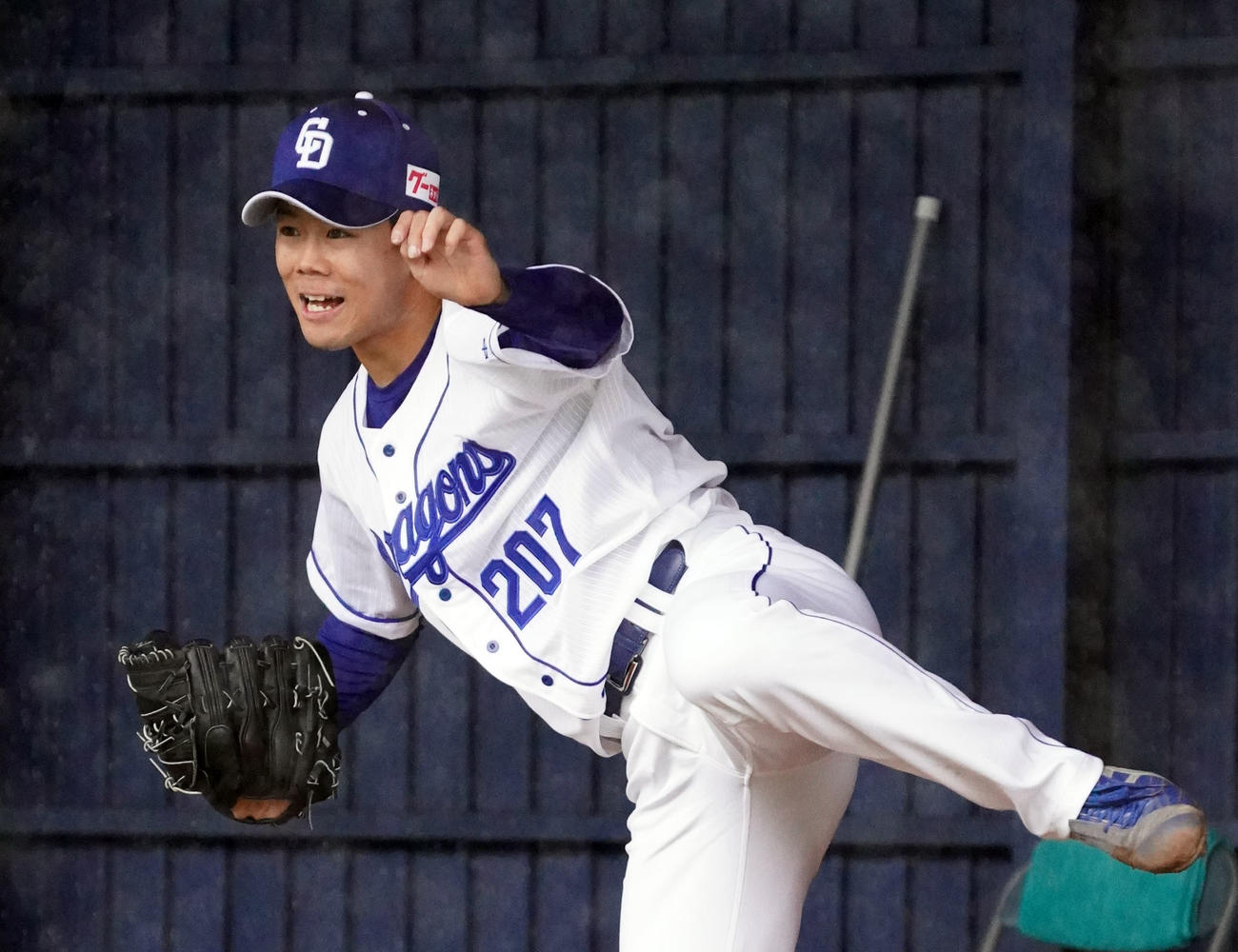 ブルペンで行われたストライクテスト3組目で力投する松田（撮影・森本幸一）