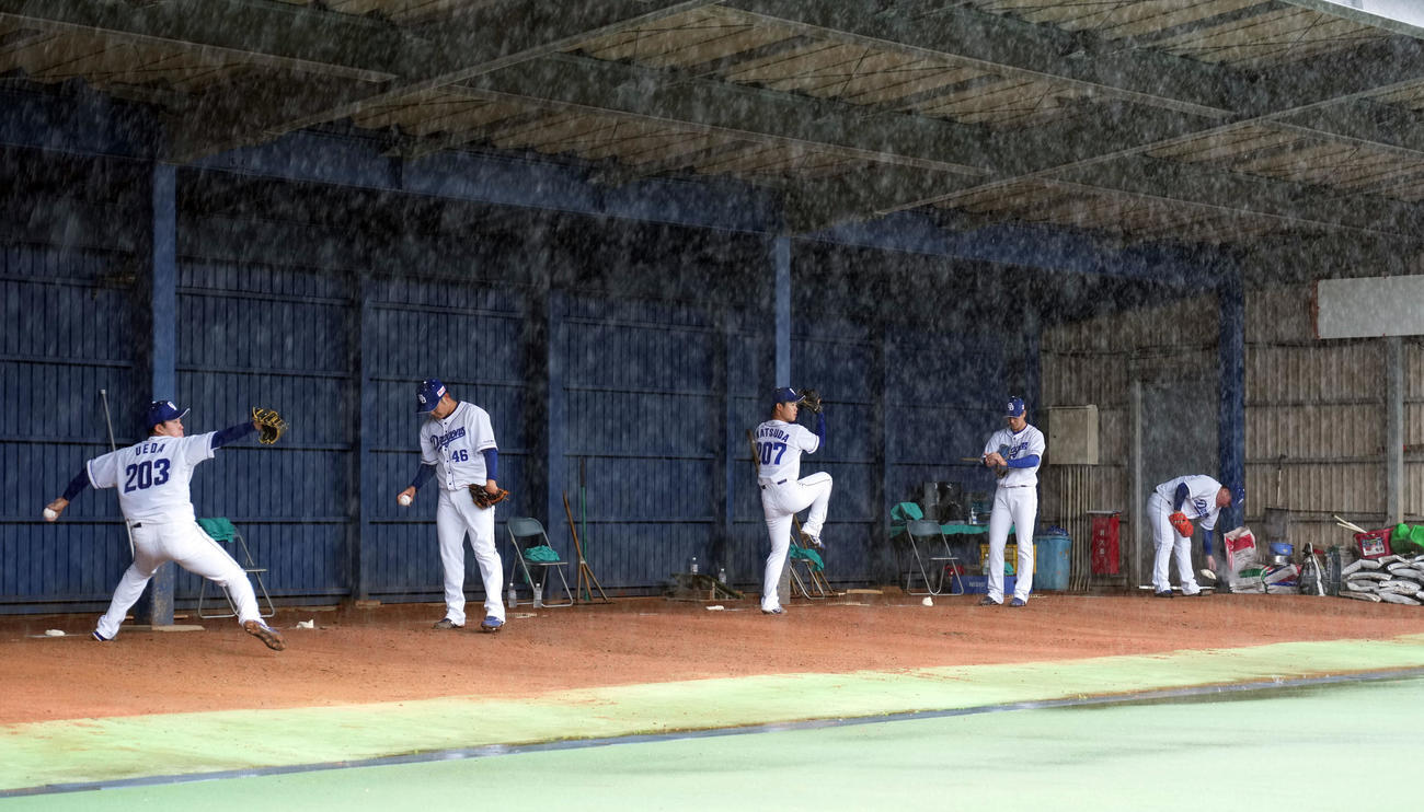 時折激しく降る雨の中ブルペンで行われたストライクテスト3組目（左から）上田、鈴木、松田、マルク、福島（撮影・森本幸一）