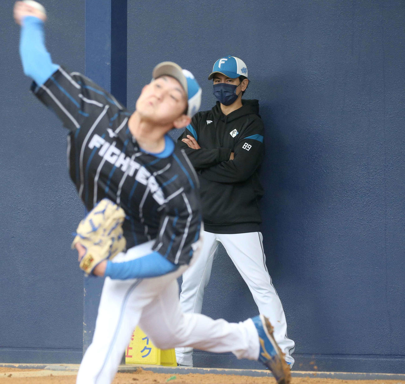ブルペンで立野の投球を見つめる武田投手コーチ（撮影・黒川智章）