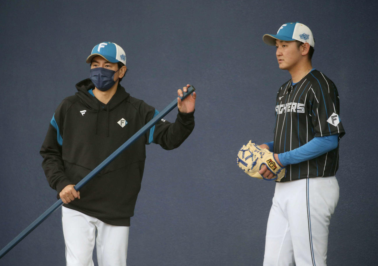 ブルペンで武田投手コーチ（左）と話す立野（撮影・黒川智章）