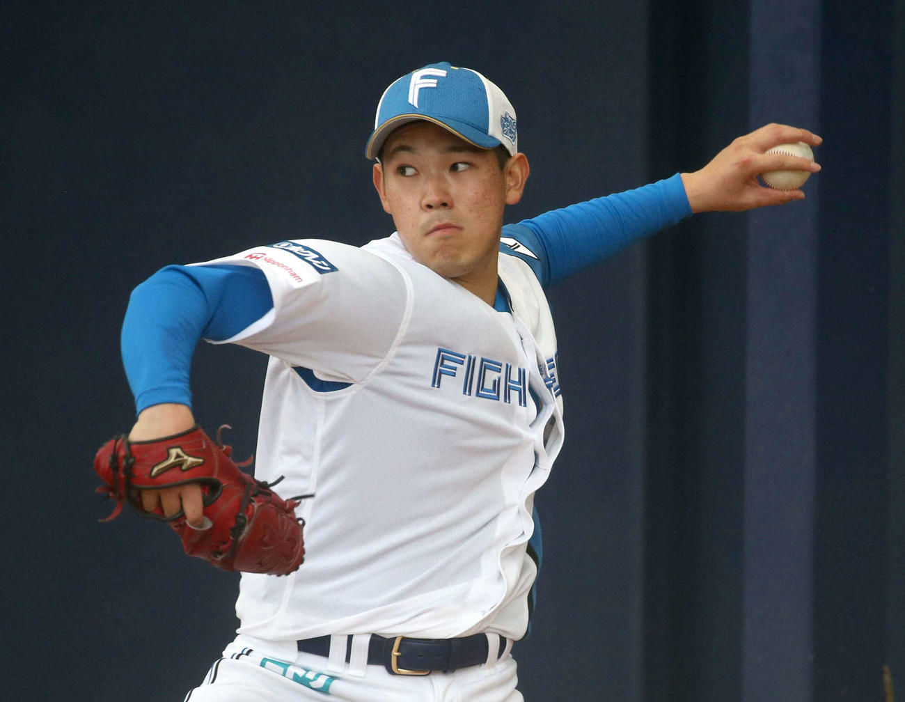 ブルペンでチェンジアップを投げる日本ハム根本（撮影・黒川智章）