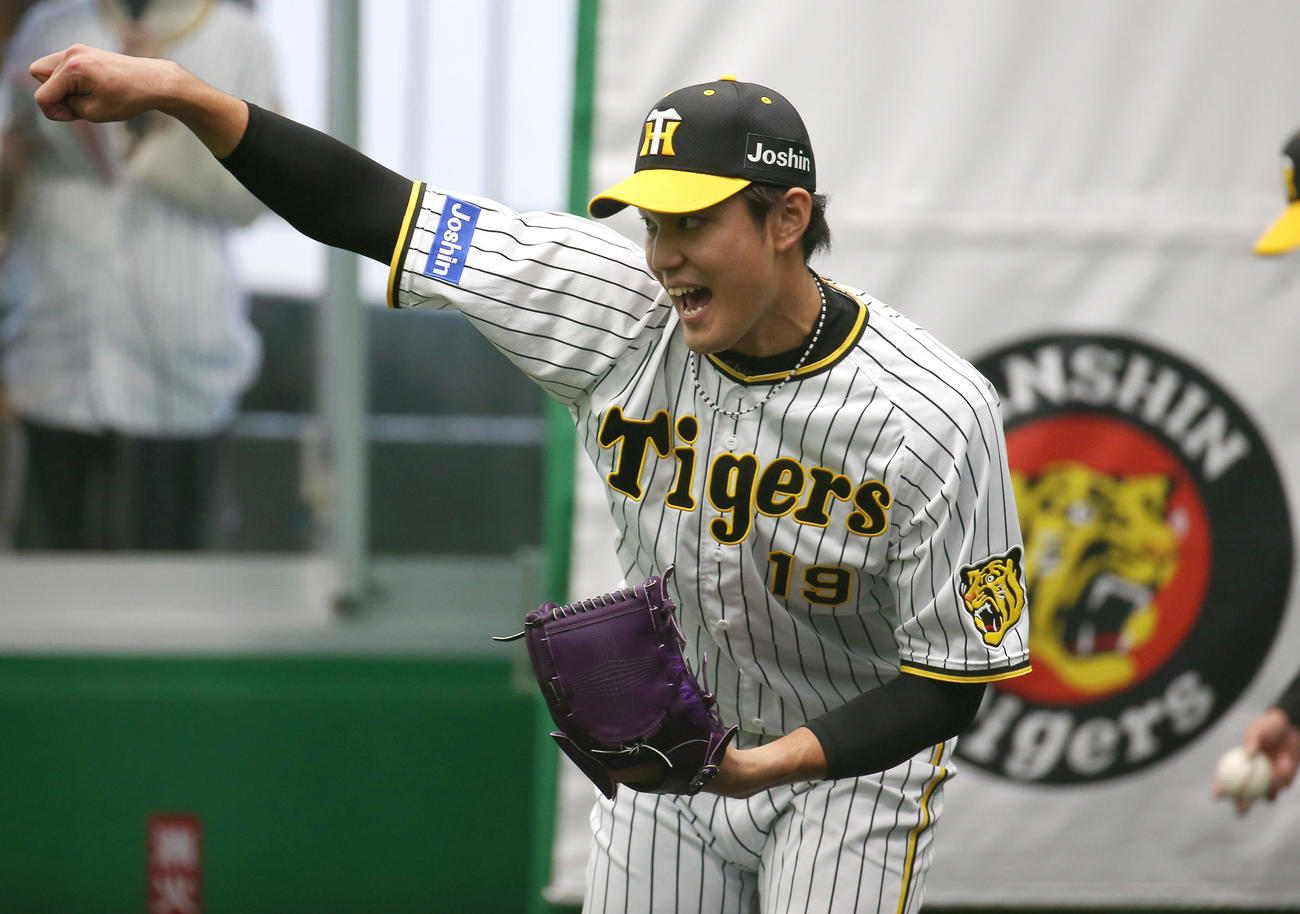 ブルペンで投げ込む藤浪（撮影・上山淳一）