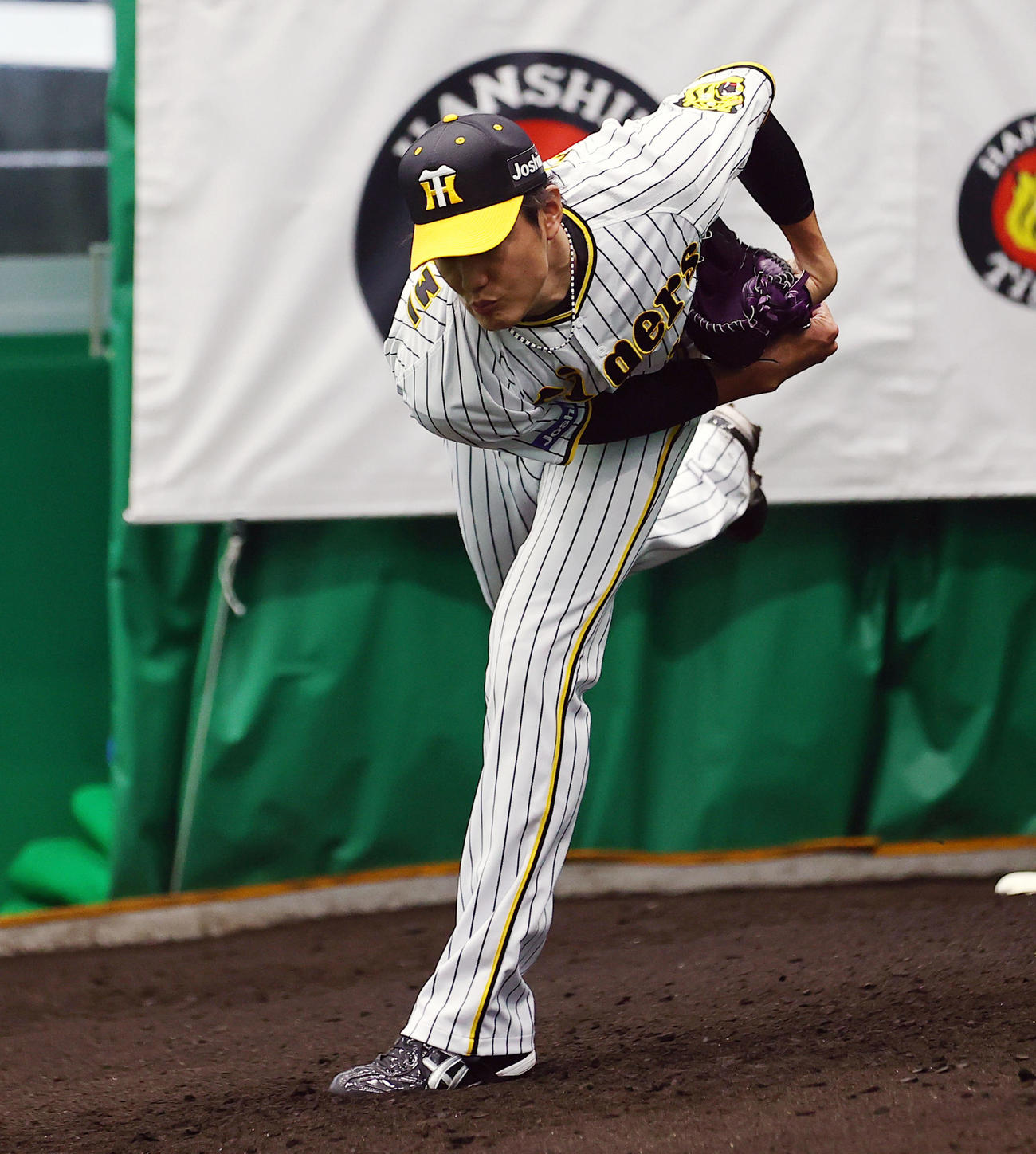 ブルペンで佐藤輝明が打席に立つ中投球練習する藤浪（撮影・上山淳一）