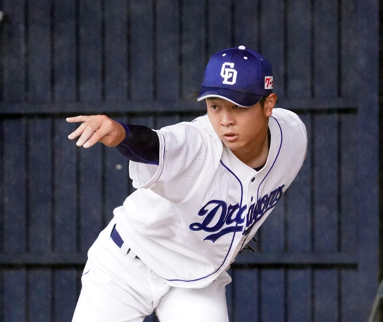 ブルペンで行われたストライクテストで力投する高橋宏（撮影・森本幸一）