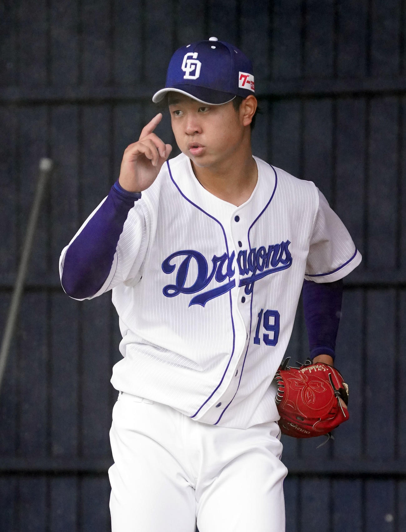 ブルペンで行われたストライクテストで力投する高橋宏（撮影・森本幸一）