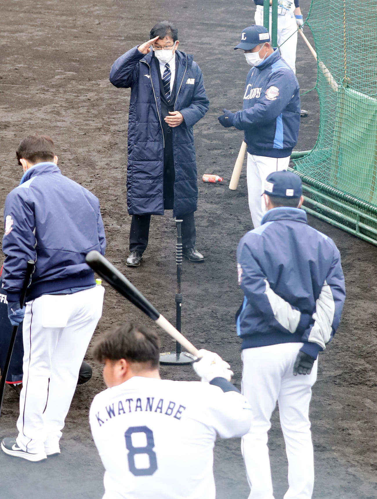 視察に訪れた侍ジャパンの栗山監督（奥左）はコーチ陣に敬礼であいさつ。奥右は辻監督（撮影・浅見桂子）