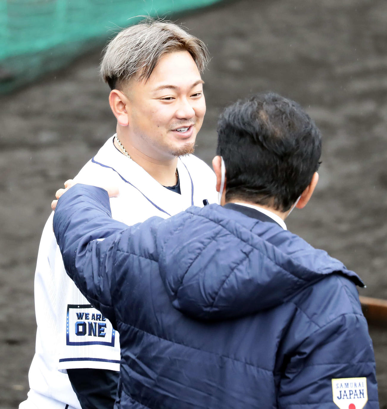 西武春季キャンプ3日目、視察に訪れた侍ジャパンの栗山監督（手前）から激励され笑顔の森（撮影・浅見桂子）