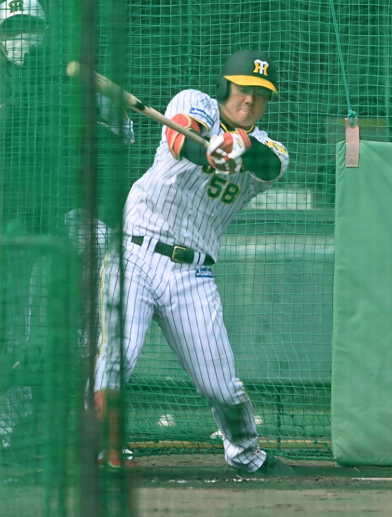 打撃練習で岩田と対戦する前川（撮影・前岡正明）