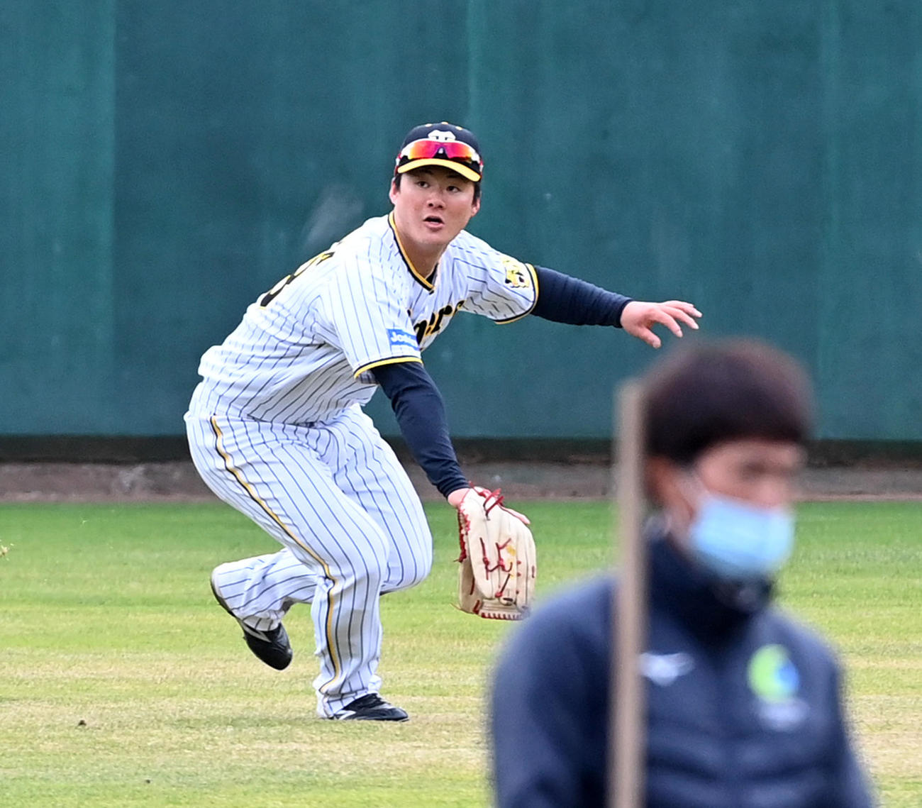 外野でノックを受ける前川（撮影・前岡正明）