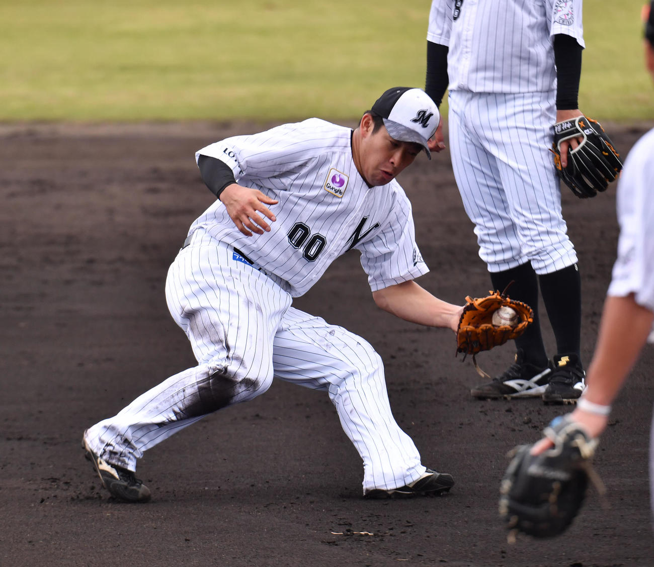 ノックを受けるドラフト2位の池田（撮影・柴田隆二）