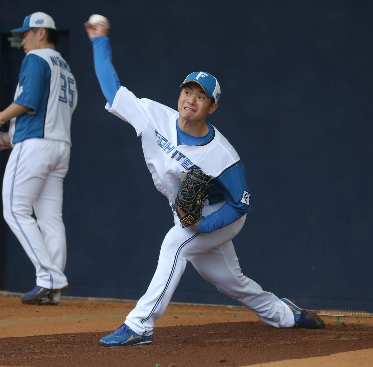 ブルペンで投球する日本ハム古川侑（撮影・黒川智章）