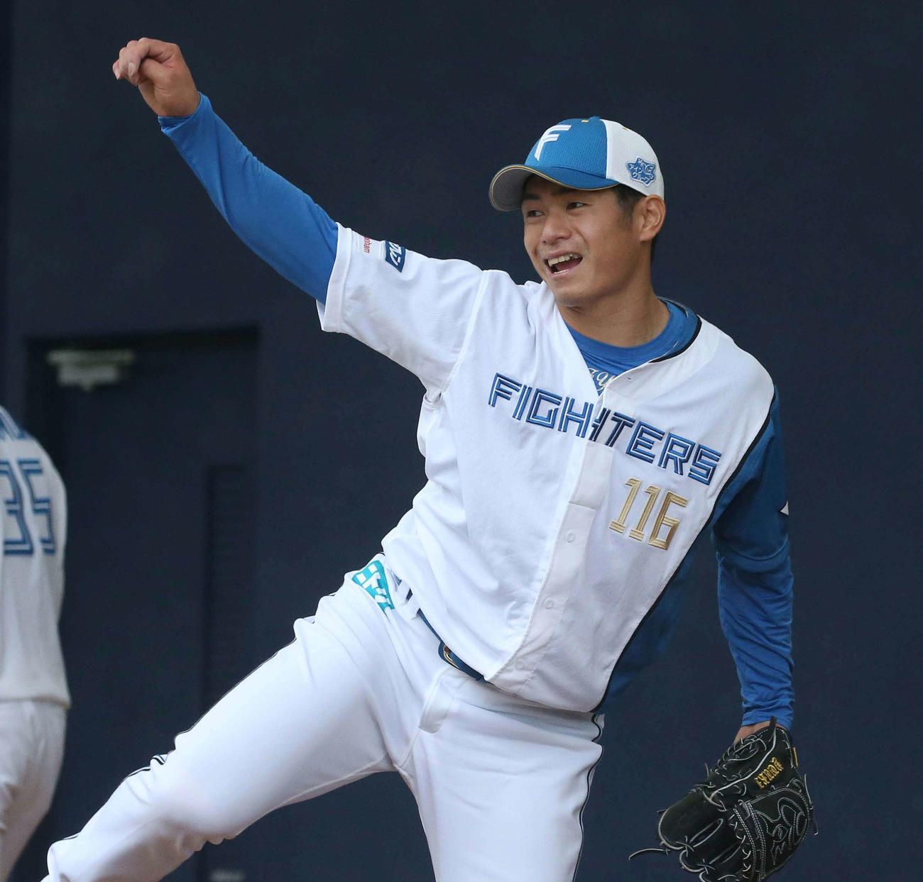 ブルペンで投球する日本ハム古川侑（撮影・黒川智章）