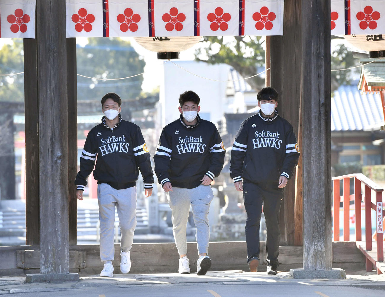 キャンプ休日に恋木神社を参拝した、左から木村、風間、大竹風（撮影・岩下翔太）