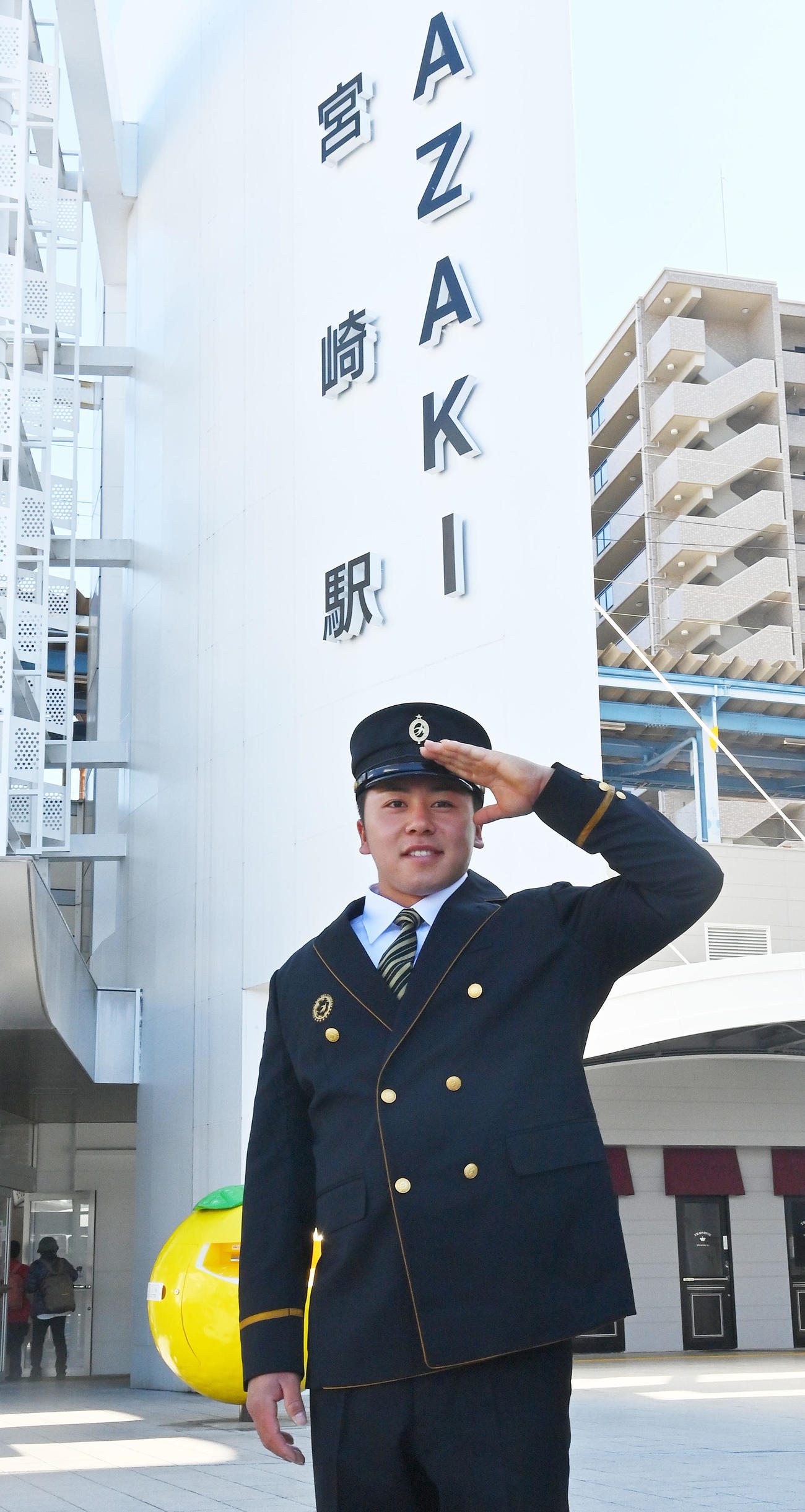 駅員体験しポーズを取るオリックス池田（撮影・和賀正仁）