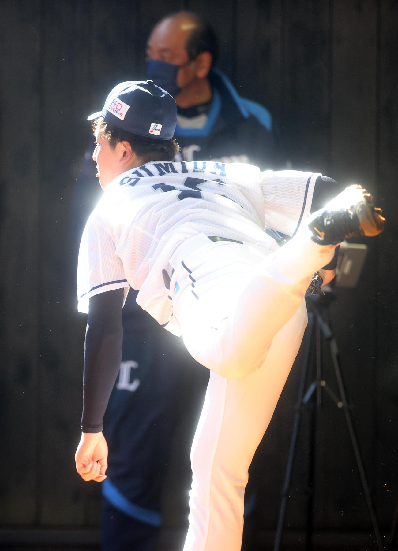 西武春季キャンプ4日目、大陽の日差しを浴びてブルペン投球する隅田。奥は渡辺GM（撮影・浅見桂子）