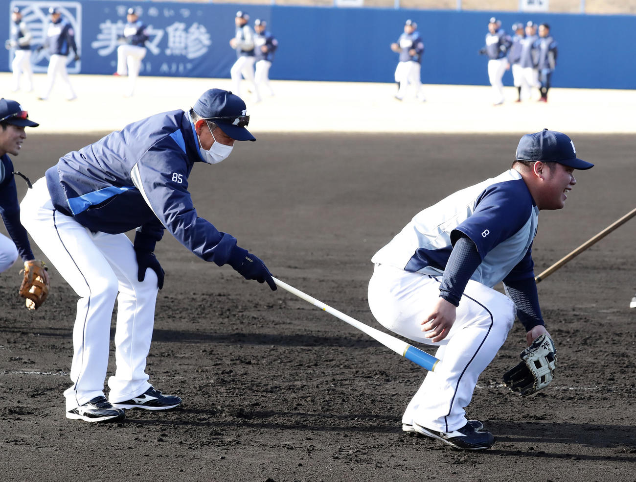 西武春季キャンプ4日目、早出でノックを受ける渡部（右）は、辻監督からお尻にバットを入れられる（撮影・浅見桂子）