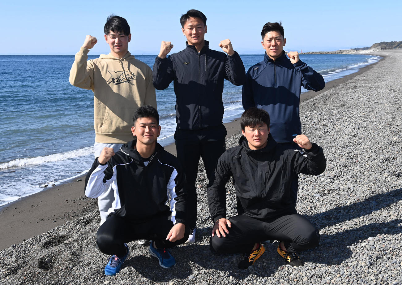 阪神キャンプ初の休日、卒業式の中川を除くルーキー5人がリフレッシュで安芸市内の海岸を散歩。（前列左から）岡留、前川、（後列左から）伊藤、森木、豊田（撮影・前岡正明）