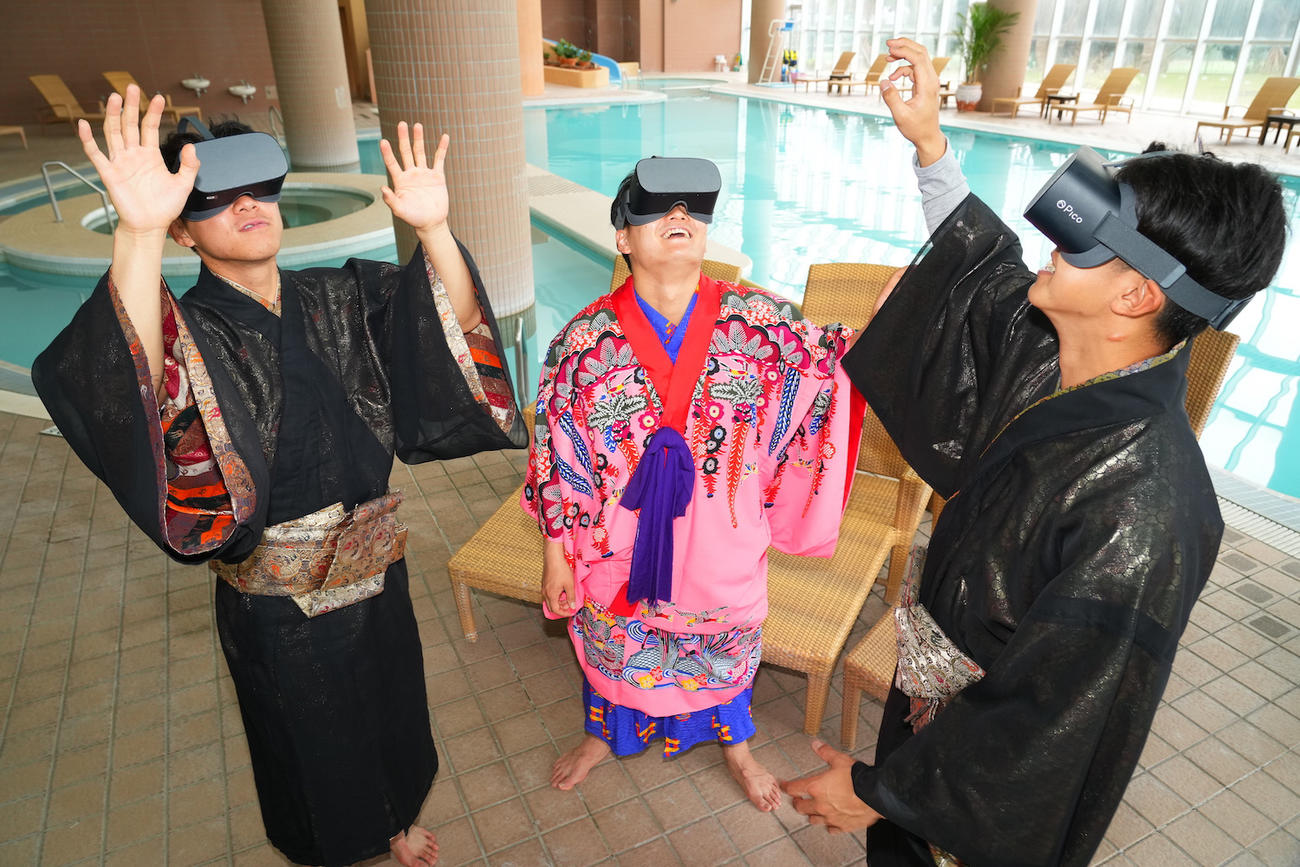 キャンプ初の休日で琉球衣装をまといダイビングスポットで有名なサンゴ礁が広がる宜野湾の海をVRゴーグルで体験するDeNA新人選手の、左から徳山、三浦、梶原（球団提供）