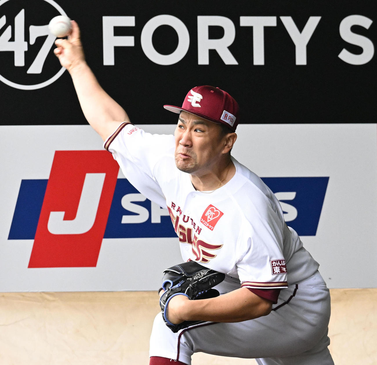 気合の入った表情でブルペン投球する楽天田中将（撮影・滝沢徹郎）
