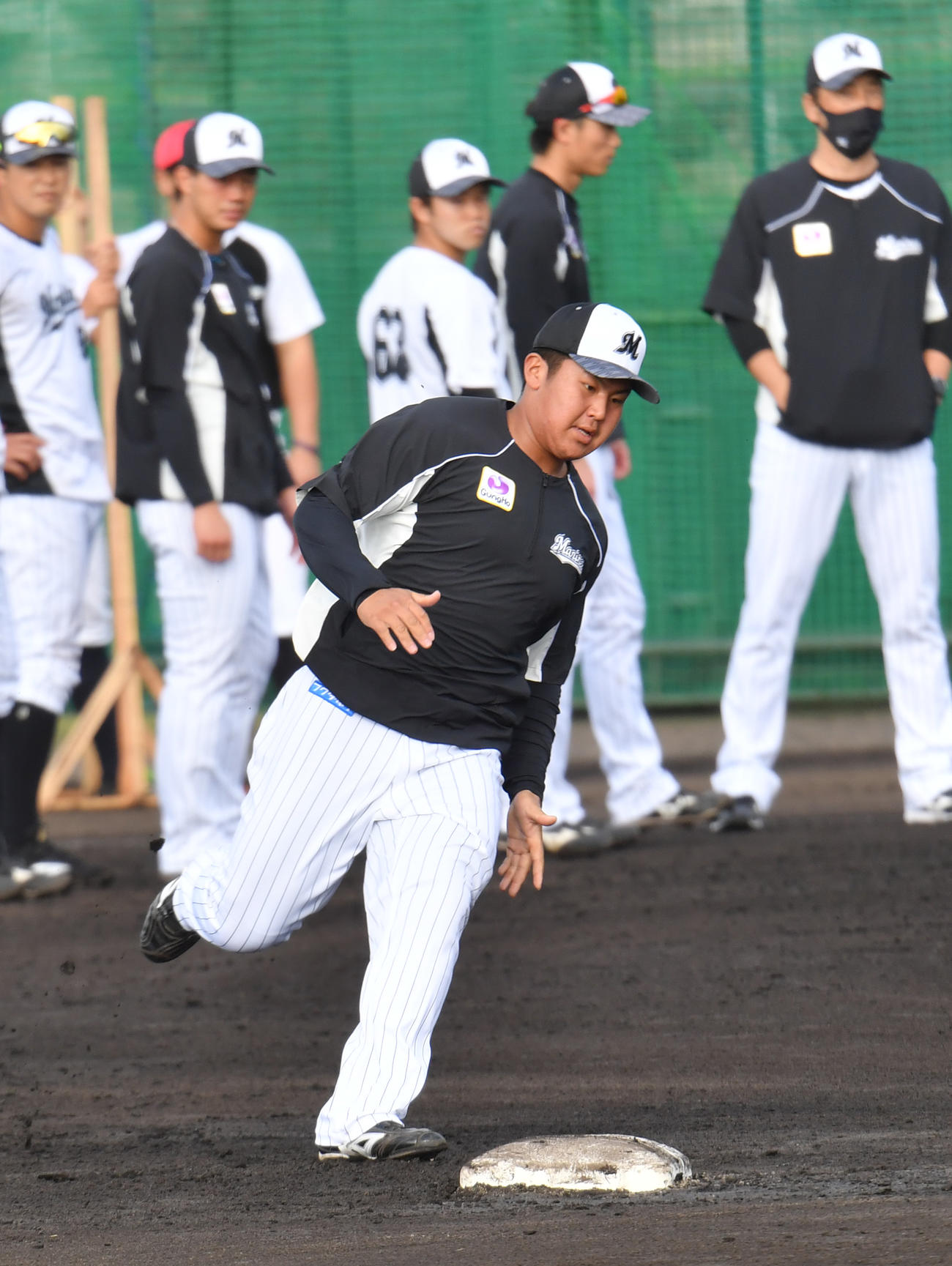 ベースランニングするドラフト1位の松川（撮影・柴田隆二）
