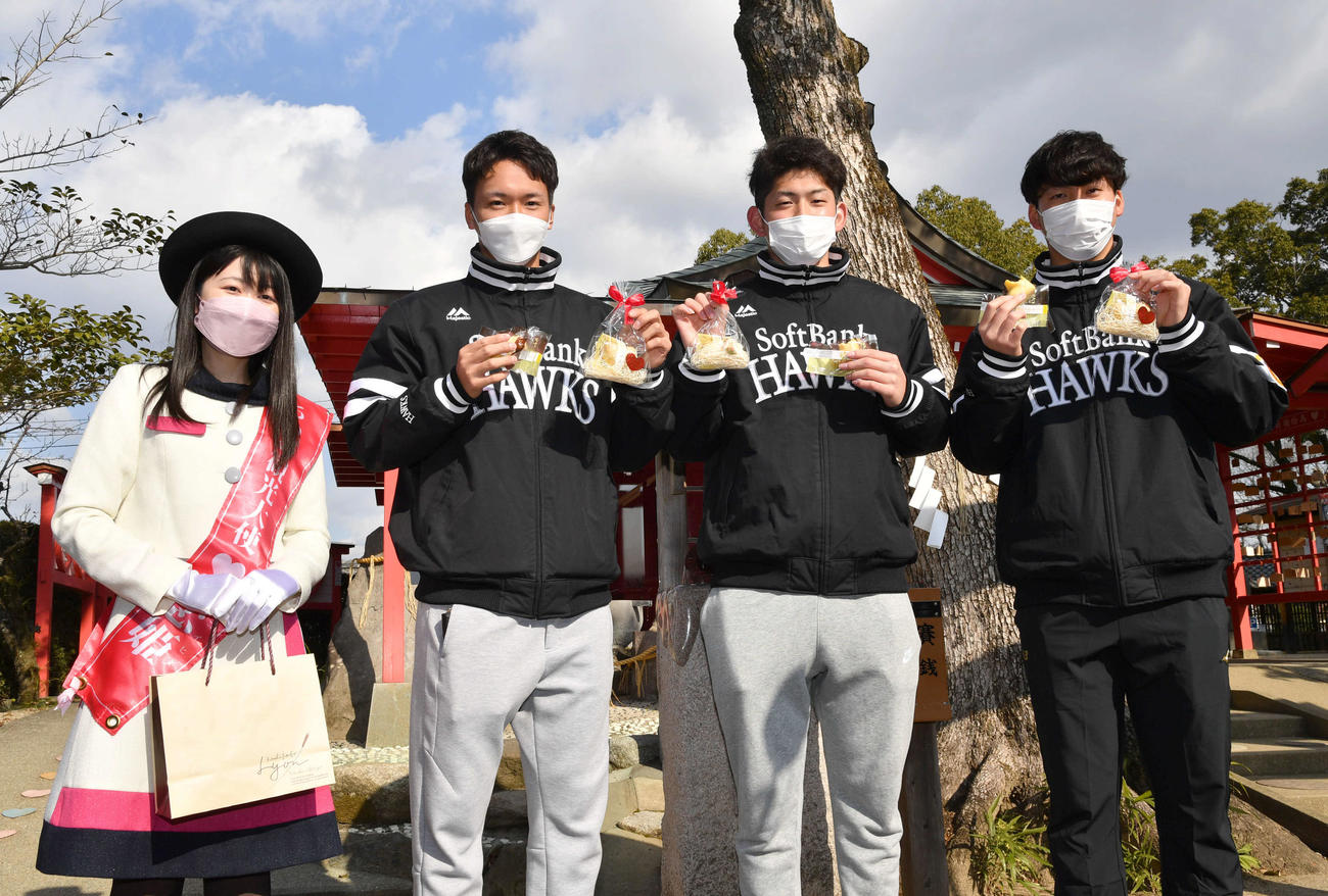筑後市の観光大使「恋姫」より、ハート型のレモンケーキを贈呈された、右から大竹風、風間、木村（撮影・岩下翔太）