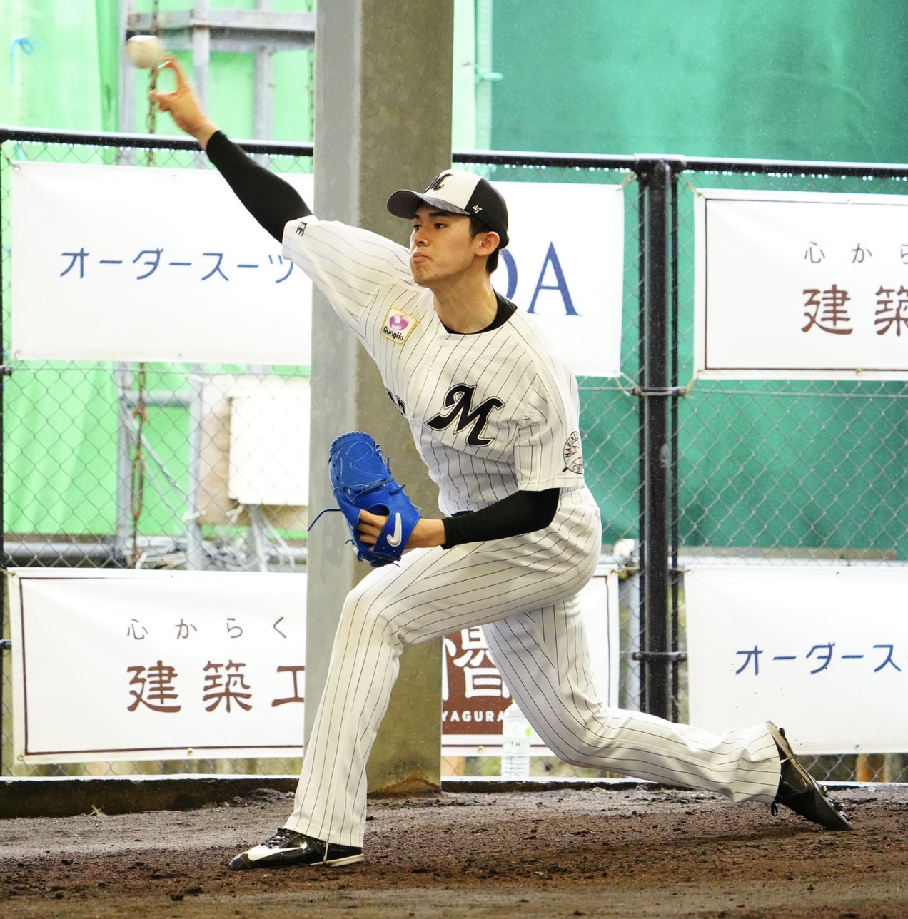 2度目のブルペン入りで投球する佐々木朗