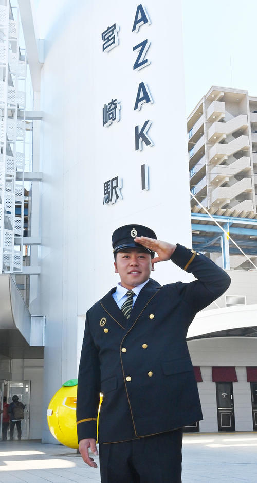 駅員体験しポーズを取るオリックス池田（撮影・和賀正仁）