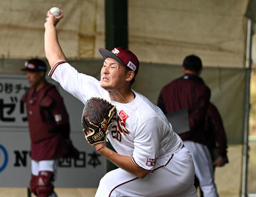 ダイナミックなファームでブルペン投球する楽天安楽（撮影・滝沢徹郎）