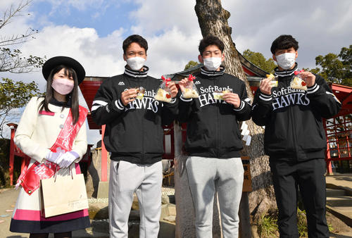 筑後市の観光大使「恋姫」より、ハート型のレモンケーキを贈呈された、右から大竹風、風間、木村（撮影・岩下翔太）