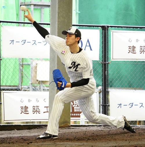 2度目のブルペン入りで投球する佐々木朗