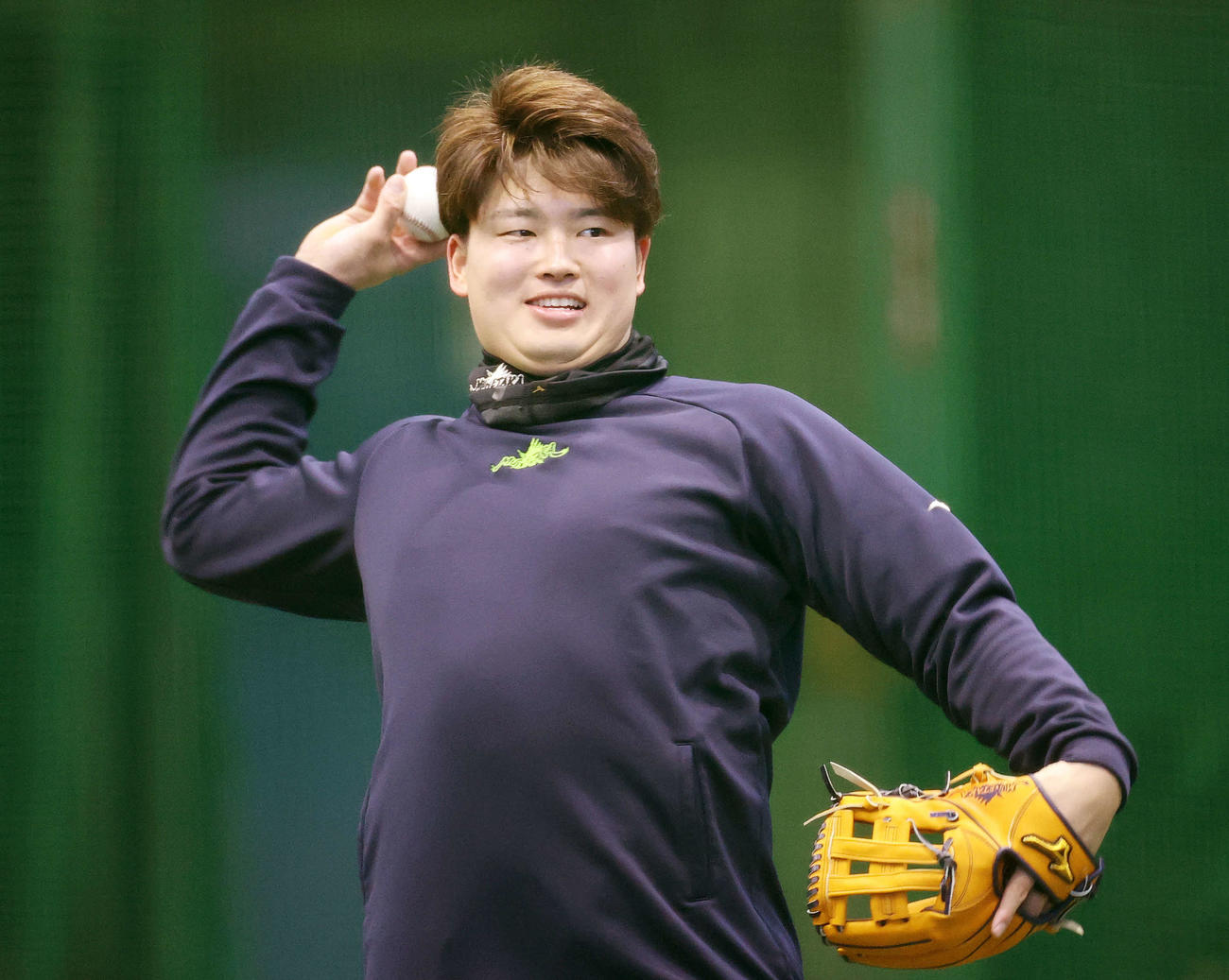 1月18日、自主トレでキャッチボールするヤクルト村上