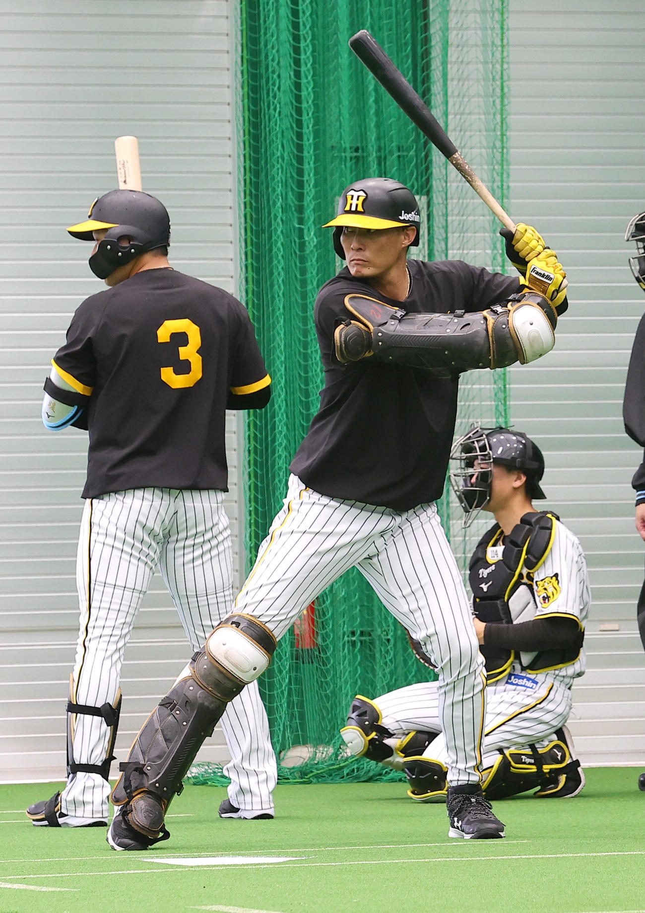 坂本のレガースを右手足に装着し、ブルペンの打席に立つ糸井（撮影・上山淳一）
