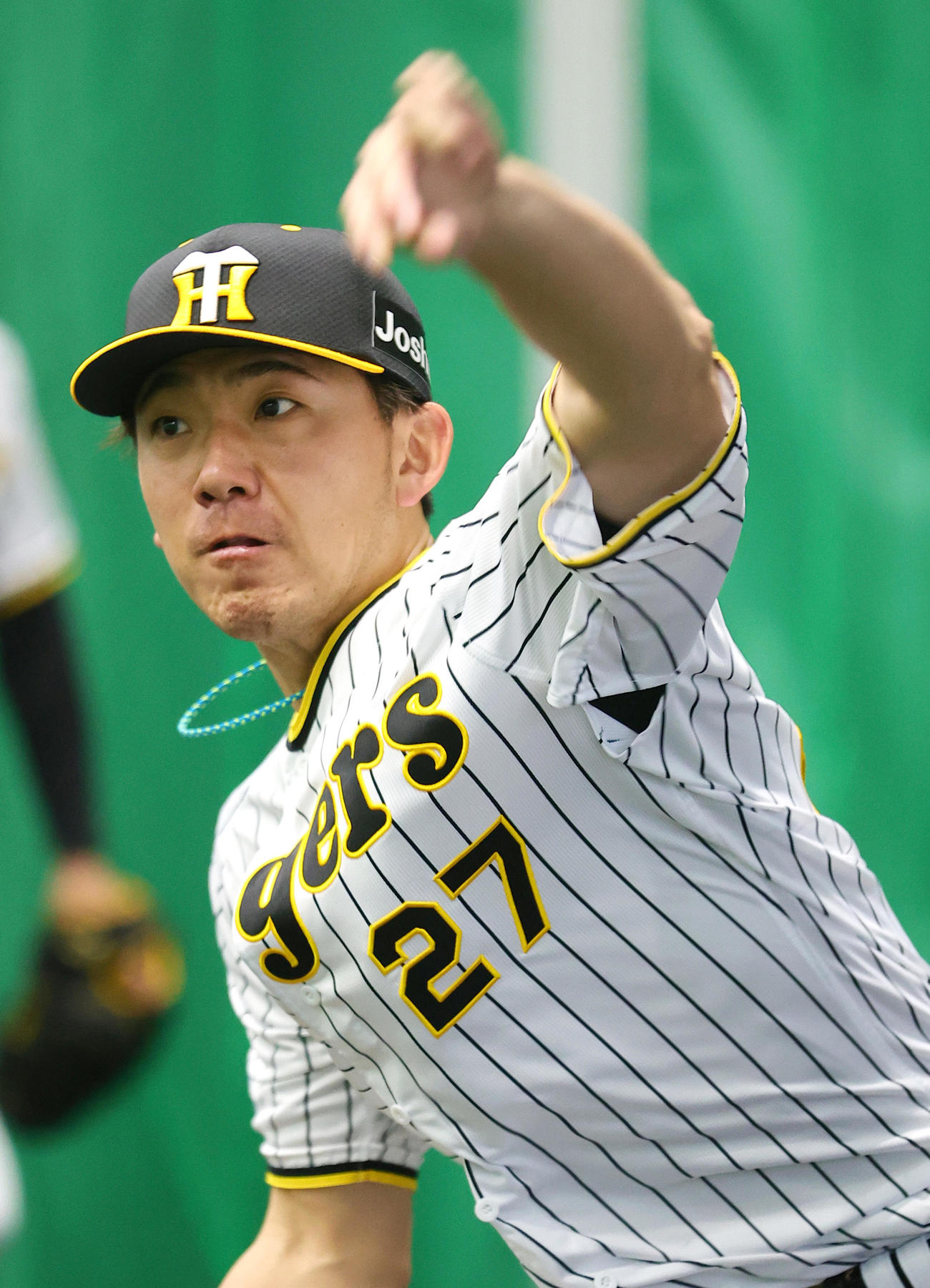 2月1日、ブルペンで投球する伊藤将（撮影・上山淳一）