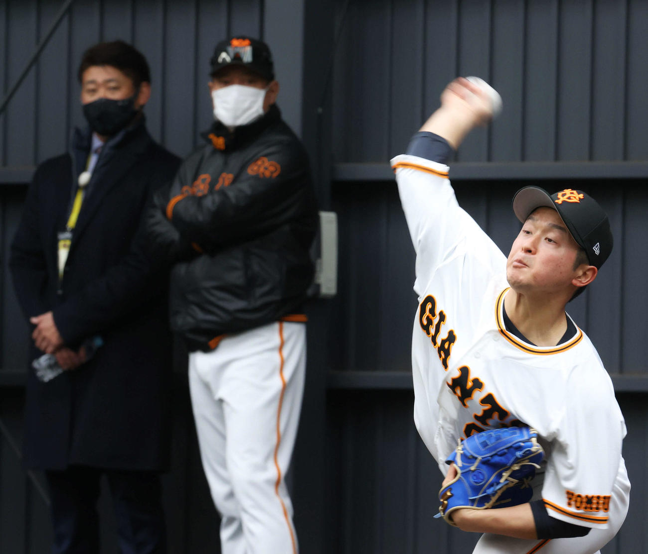 ブルペン投球する巨人戸田。後方左から松坂氏、原監督（撮影・河田真司）