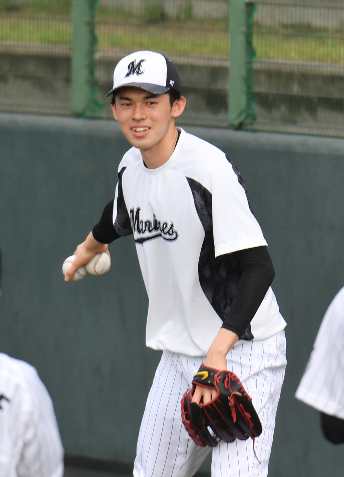 練習の合間に笑顔を見せる佐々木朗（撮影・柴田隆二）