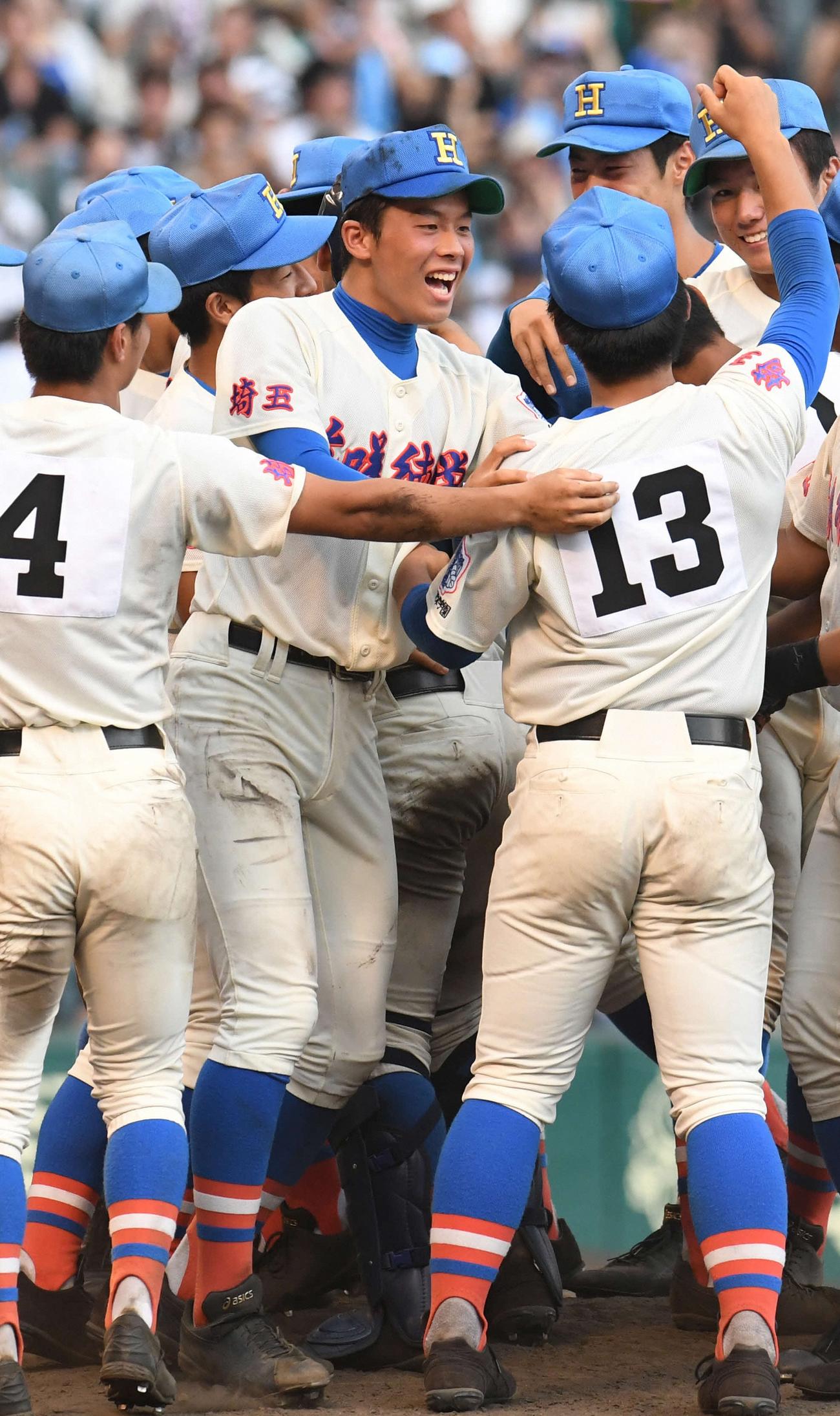 17年8月、甲子園で優勝し歓喜の輪を作る綱脇（中央）