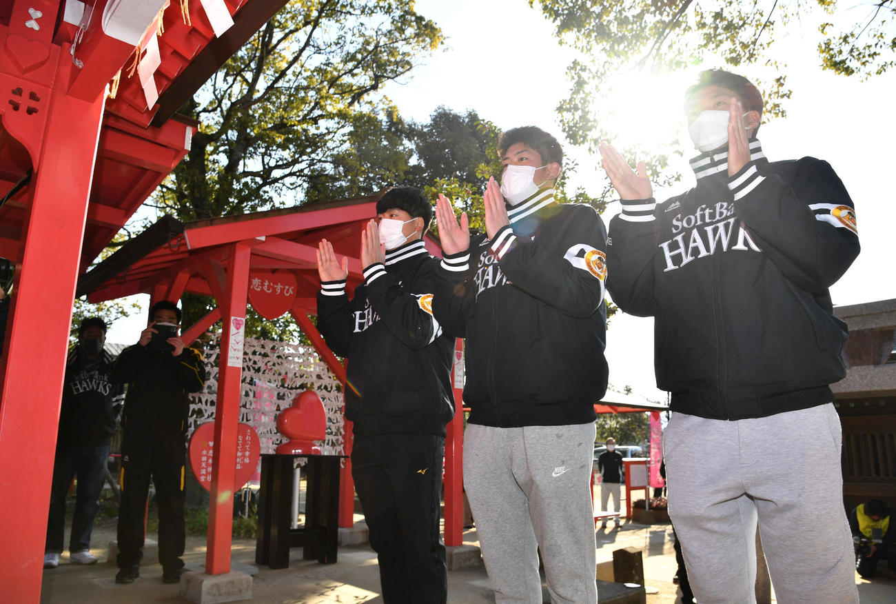 キャンプ休日に恋木神社を参拝した、左から大竹風、風間、木村（撮影・岩下翔太）