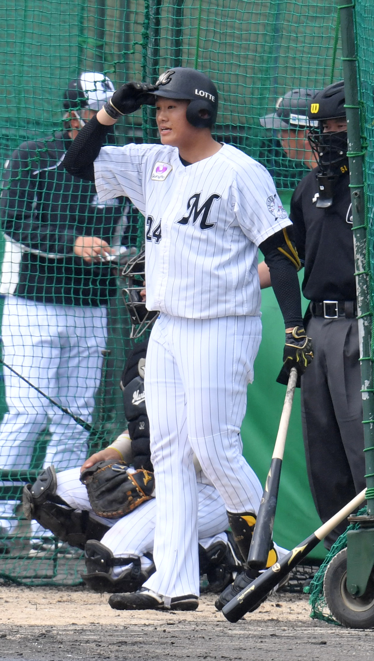 ロッテ石垣島キャンプ4日目、フリー打撃の前に、投手にあいさつする山本大