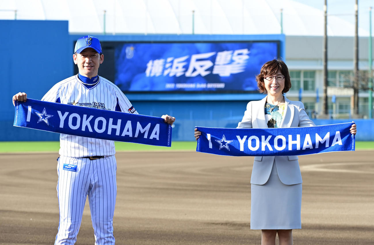 1日、キャンプインを迎え対談に臨んだDeNA三浦監督（左）と南場オーナー（撮影・小沢裕）