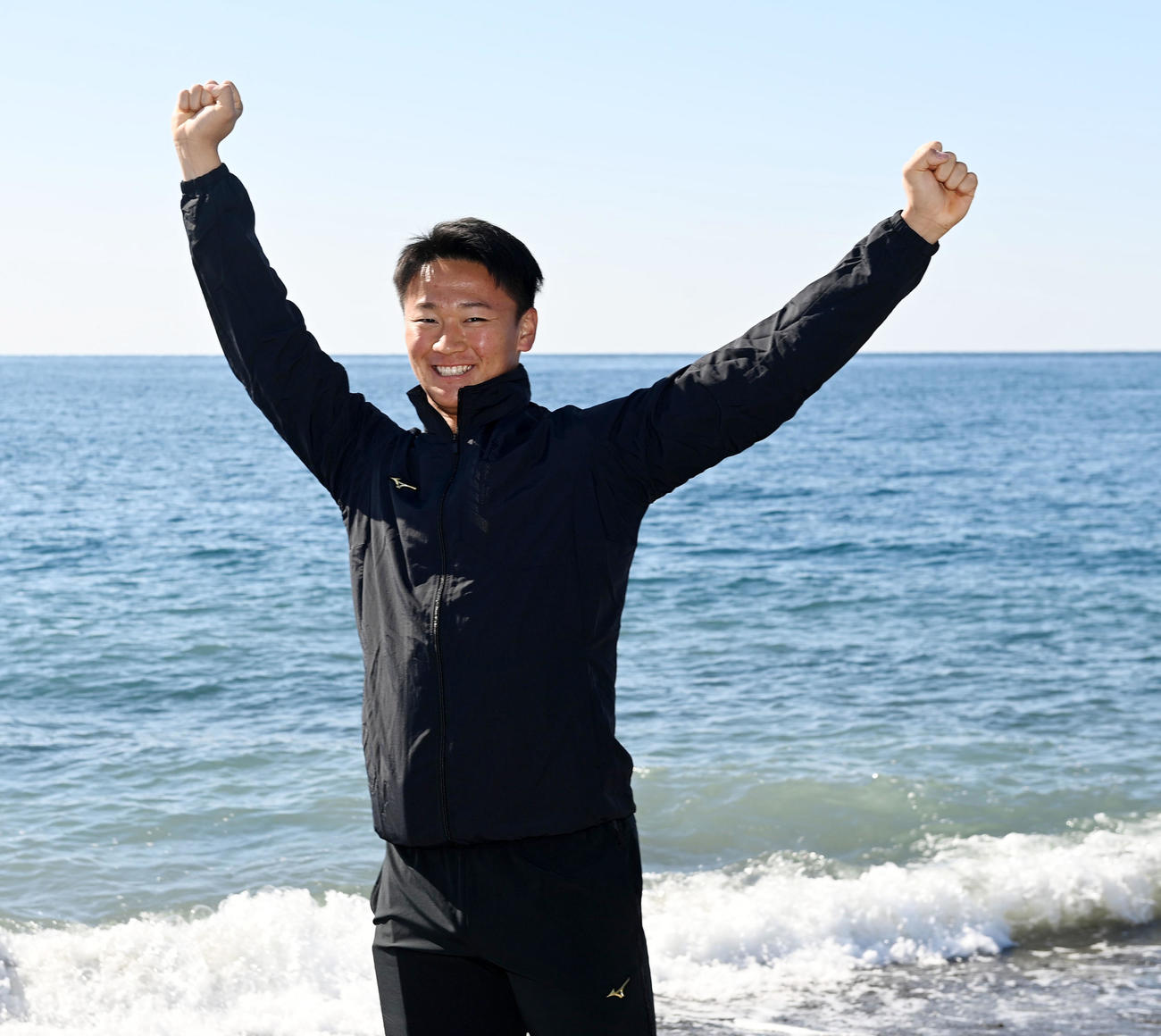 キャンプ初の休日、安芸市内の海岸でリフレッシュする森木（撮影・前岡正明）