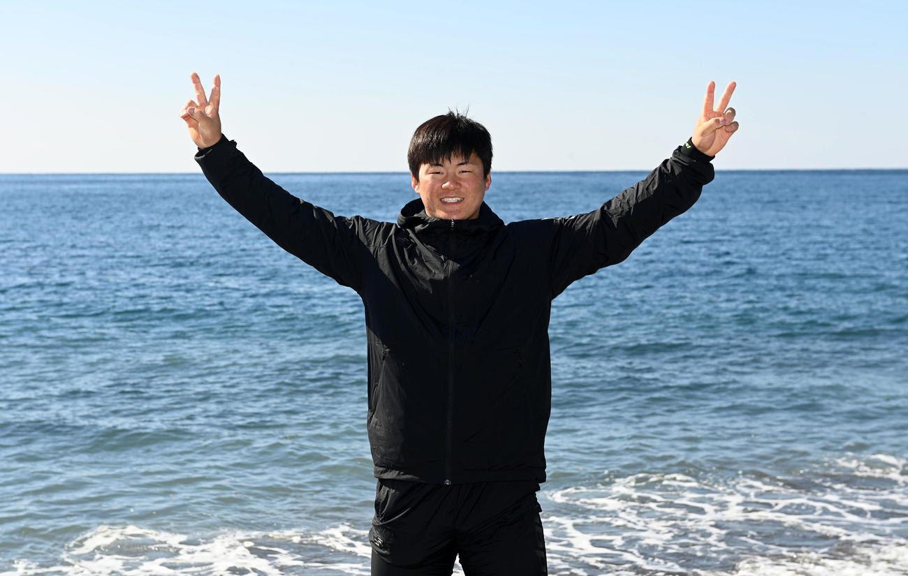 キャンプ初の休日、安芸市内の海岸でリフレッシュする前川（撮影・前岡正明）