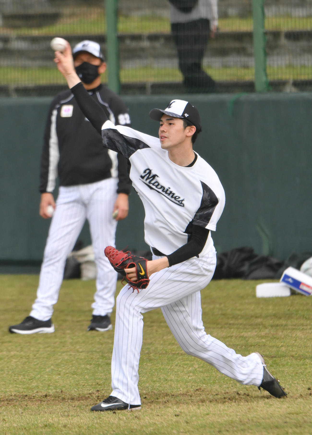 キャッチボールする佐々木朗（右から2人目）（撮影・柴田隆二）