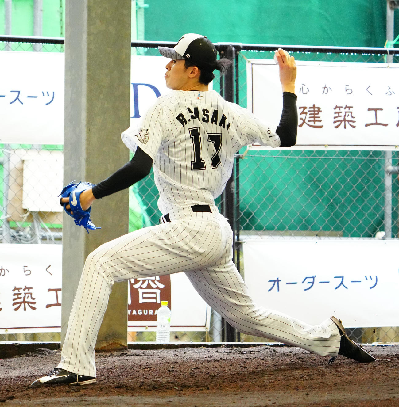 2度目のブルペン入りで投球する佐々木朗