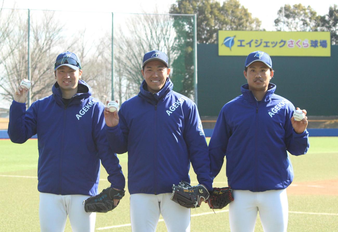 エイジェックに新加入した左から元日本ハムの鈴木投手、元オリックスの神戸投手、元阪神の石井投手（撮影・保坂恭子）