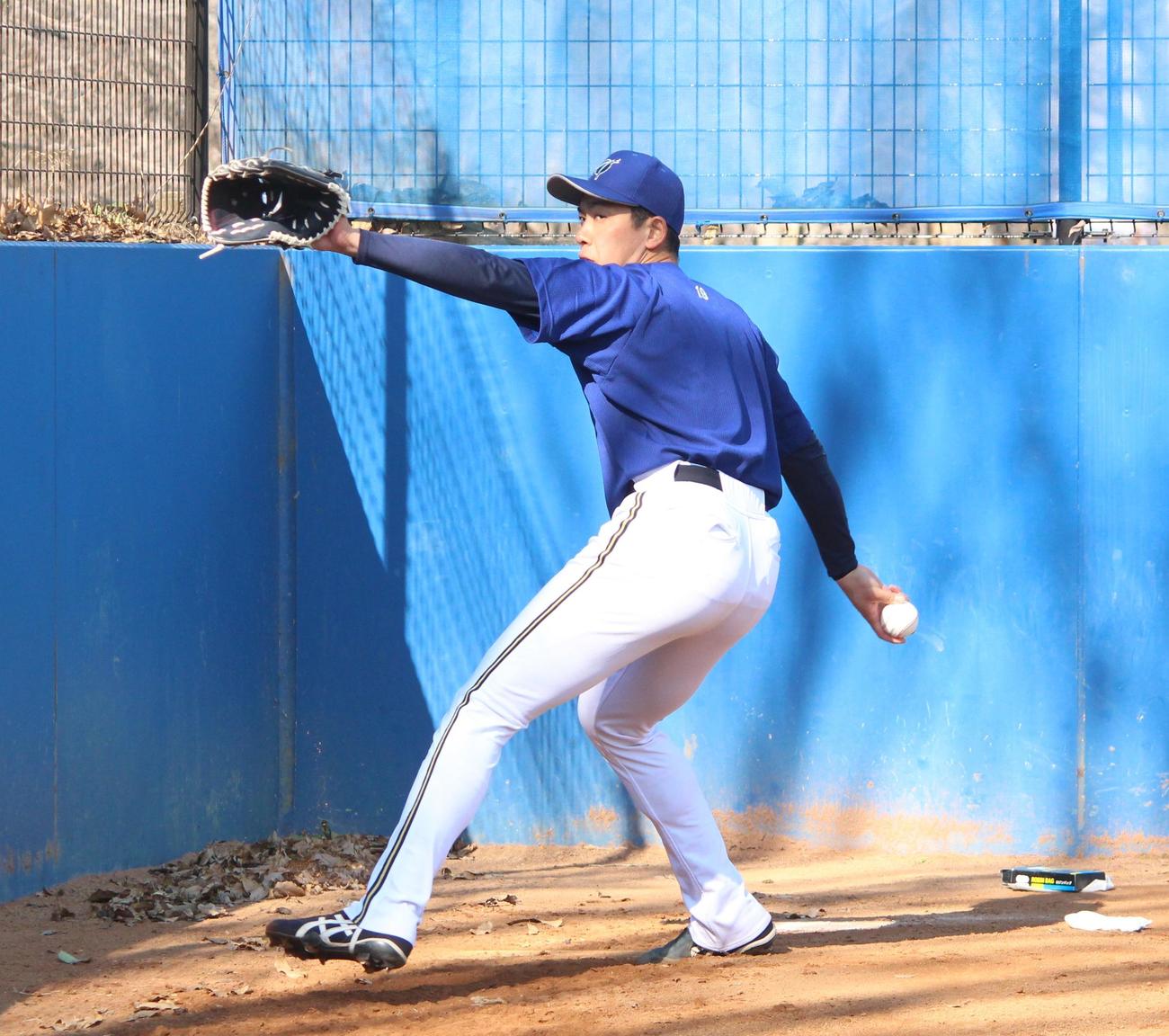 ブルペンで投球する元オリックスのエイジェック・神戸投手（撮影・保坂恭子）